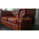 Klassisk XL Chesterfield 2 sits soffa (C12) whisky i färg helt i äkta skinn