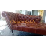 Divan Chesterfield (vänster) whisky i färg helt i äkta skinn