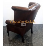 Queen Chesterfield öronlappsfåtölj brun (A5 mitten) i färg helt i äkta skinn