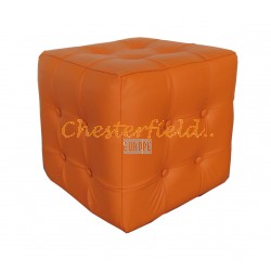 Chesterfield sittpuff apelsin (K6) i färg helt i äkta skinn