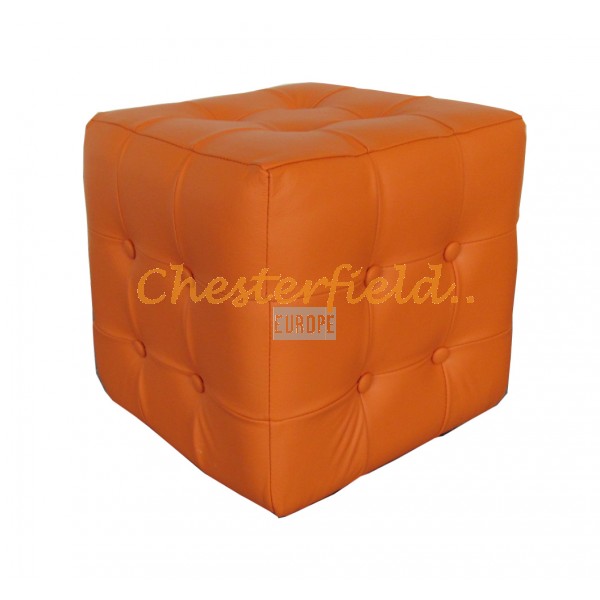 Chesterfield sittpuff apelsin (K6) i färg helt i äkta skinn