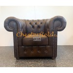 Klassisk antik mellanbrun (A5M) Chesterfield fåtölj helt i äkta skinn