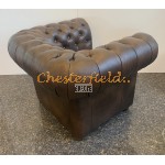 Klassisk antik mellanbrun (A5M) Chesterfield fåtölj helt i äkta skinn