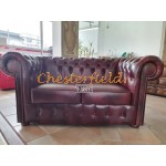 Klassisk XL Chesterfield 2 sits soffa (A7) oxblod i färg helt i äkta skinn