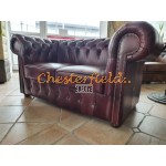 Klassisk XL Chesterfield 2 sits soffa (A7) oxblod i färg helt i äkta skinn