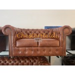 Klassisk XL Chesterfield 2 sits soffa (C12) whisky i färg helt i äkta skinn