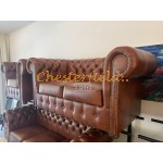 Klassisk XL Chesterfield 2 sits soffa (C12) whisky i färg helt i äkta skinn