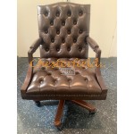 Chesterfield King brun svängbar stol