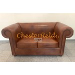 XL London Chesterfield 2 sits soffa (C12) whisky i färg helt i äkta skinn