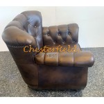 Monk Chesterfield fåtölj mellanbrun (A5M) i färg helt i äkta skinn