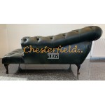 Divan Chesterfield (vänster) A8 antikgrön i färg helt i äkta skinn