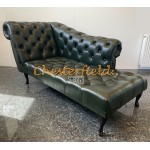 Divan Chesterfield (vänster) A8 antikgrön i färg helt i äkta skinn