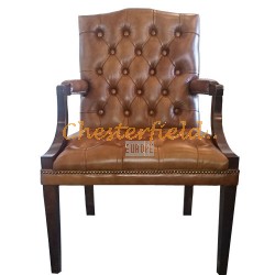 King Chesterfield öronlappsfåtölj guld (S12) i färg helt i äkta skinn.
